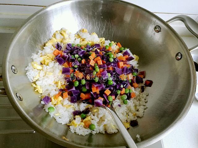 倒入蔬菜粒。