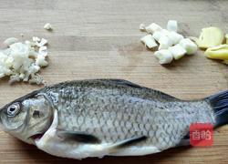 香煎鲫鱼汤的做法图解1