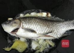 香煎鲫鱼汤的做法图解2