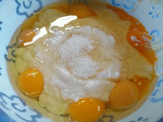 加入玉米油和20克糖拌匀