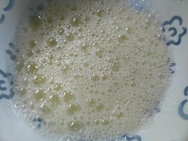 蛋白打到大泡，分三次加糖，这是第一次加糖。