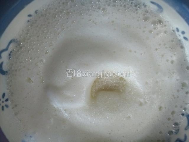 打到泡沫细腻的再加入第二糖。