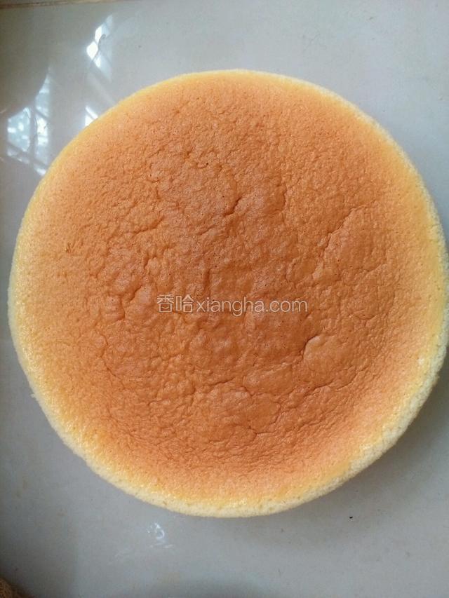 烤好不用倒扣，凉晾后可以直接吃，放冰箱里里冷藏更美味。