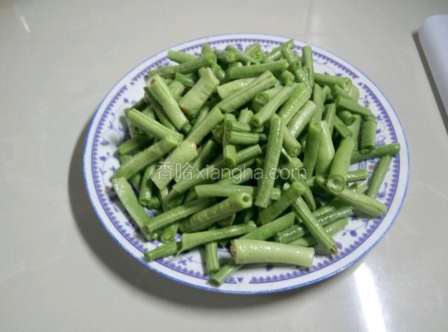 准备豆角，掰成小段，备用，