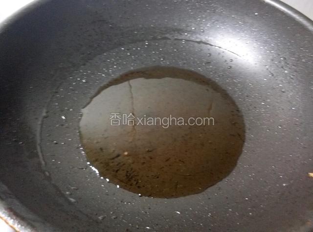 热锅倒油，油的量有点多，