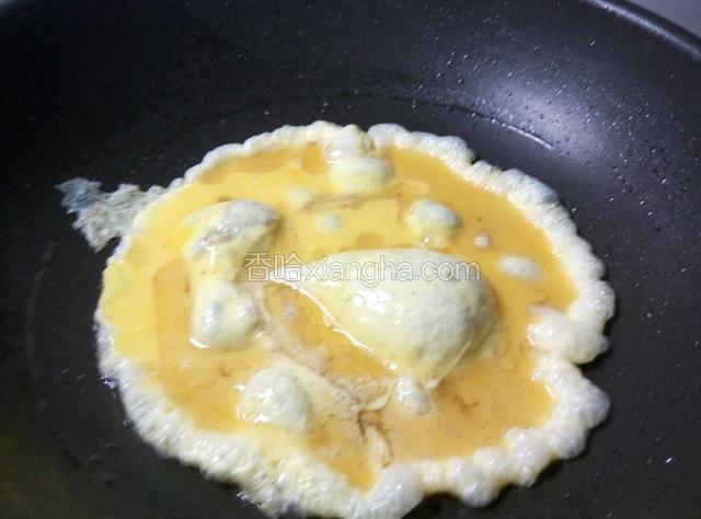 油热下打散的鸡蛋液，