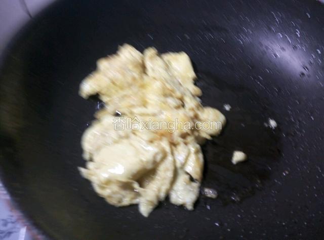 炒成块盛出备用，