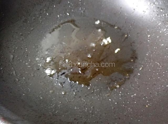 锅里留点油，刚刚炒鸡蛋油放的多，鸡蛋不吸油，
