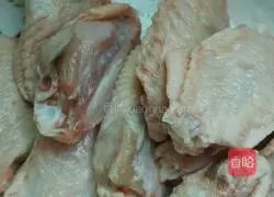 Illustration of how to make garlic-flavored Orleans grilled wings 1