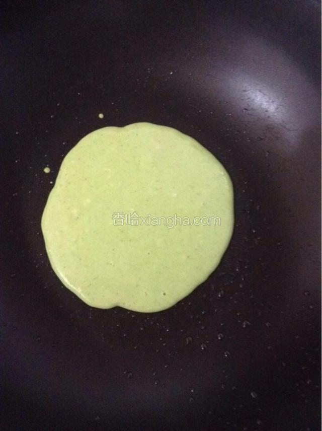 锅中滴几滴油，舀入两勺面糊小火煎制。
