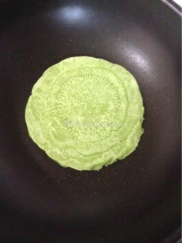 一面煎好煎另一面，因为饼皮不是很厚，两分钟就能煎好。