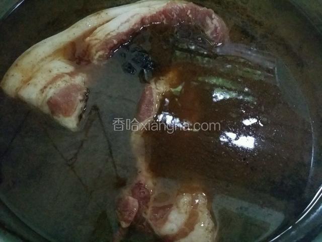 把洗净的五花肉先卤熟