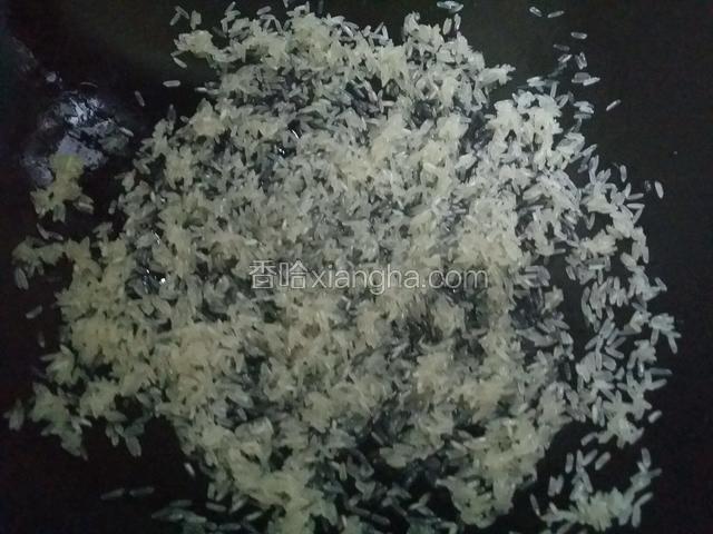 锅里放大米和油调和在一起