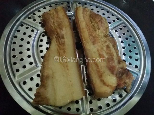 在把卤好的肉放锅里盖上盖子开小火