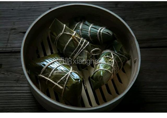 包好的粽叶放入砂锅中蒸熟。