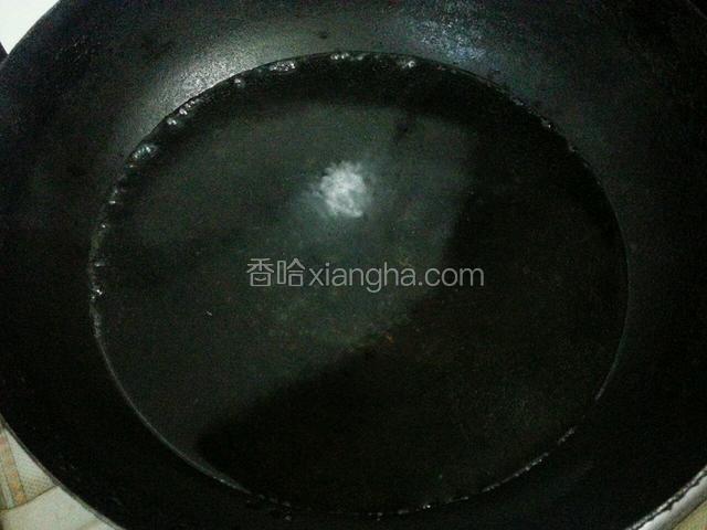 锅里放入适量的水烧开