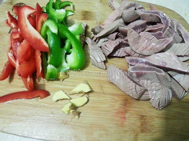腰花洗净切小块，红绿辣椒切条状