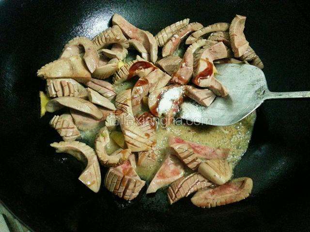放入盐，料酒，耗油煸炒片刻