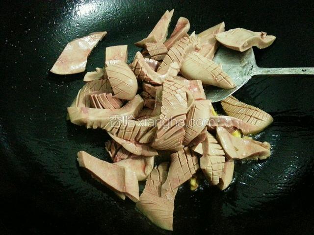 将姜片和腰花放入锅中