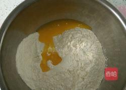 8寸披萨饼底的做法图解2