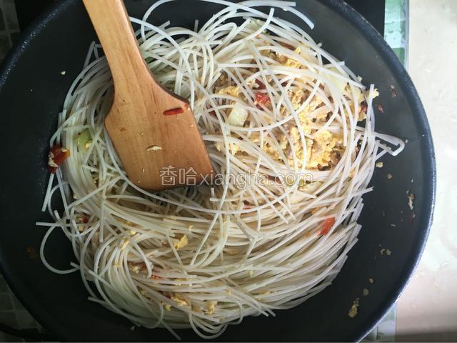 最后再把米粉加入进去炒
