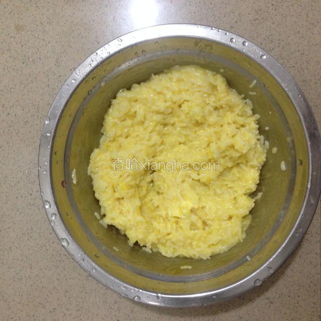 一碗米饭，两个鸭蛋，少许孜然粉，酱油，盐，面粉一起搅拌均匀，米饭稍微煮硬点煎才好吃