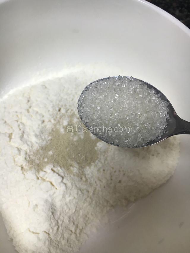 面粉加入酵母与适量的白糖混合拌匀