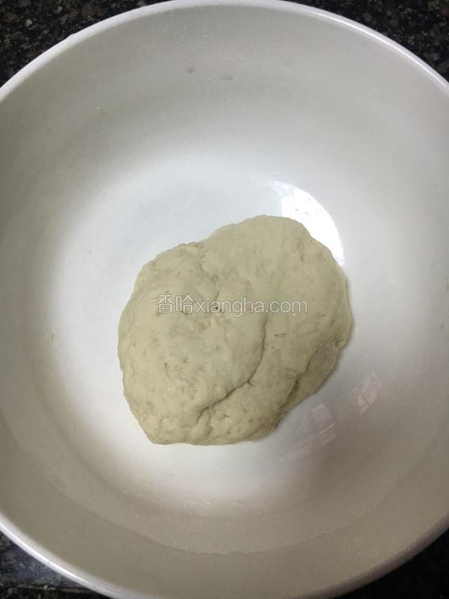 揉成不粘手的面团