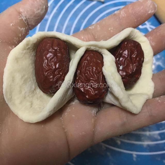 两边各放一粒红枣，中间掐紧，然中间也放一粒红枣