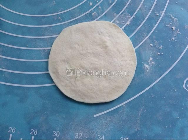 把面团按扁，用擀面杖擀圆。