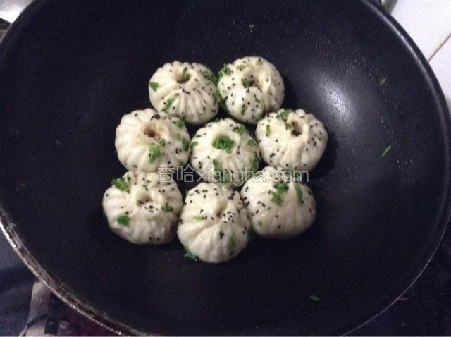 直至水份煎干，撒上葱花和熟芝麻即可。
