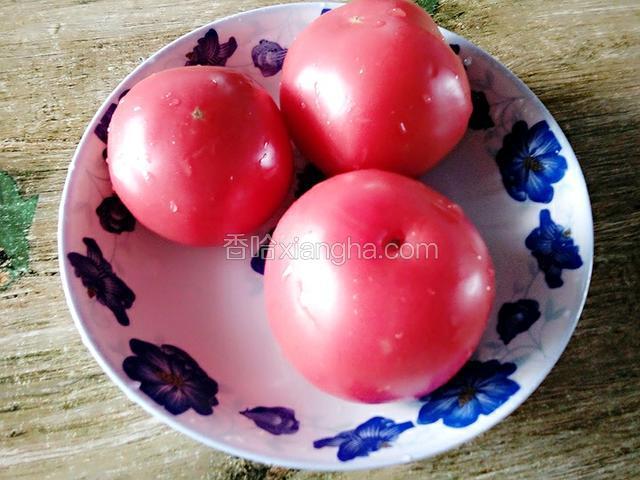 西红柿洗净备用