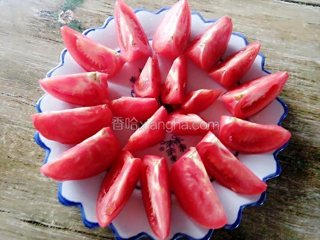 切成大小适中的块，摆入盘中