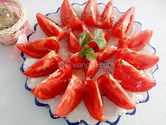 钧匀的撒入白砂糖，取一片香菜叶做点缀即可