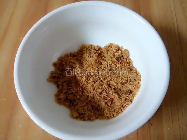 准备适量红糖。