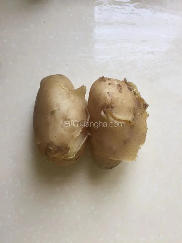 土豆洗净后上锅蒸30分钟。