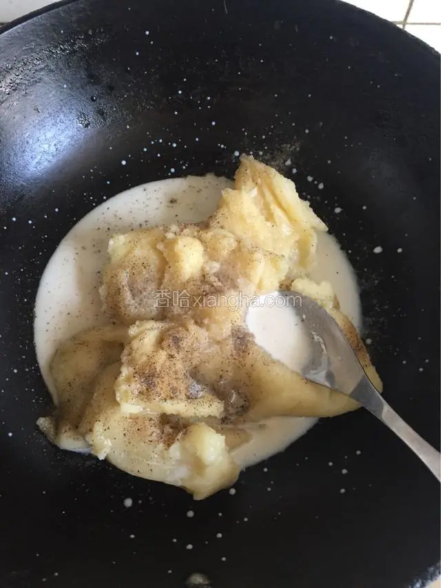 去皮捣成泥状，加入牛奶，黑胡椒粉和盐调味，小火至奶汁吸收。