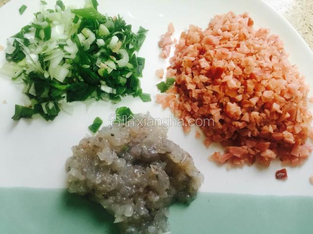 鲜虾去壳！火腿切小丁，葱切成葱花备用！