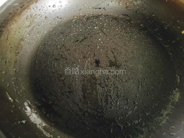 开火平底锅用刷子刷入少许色拉油！