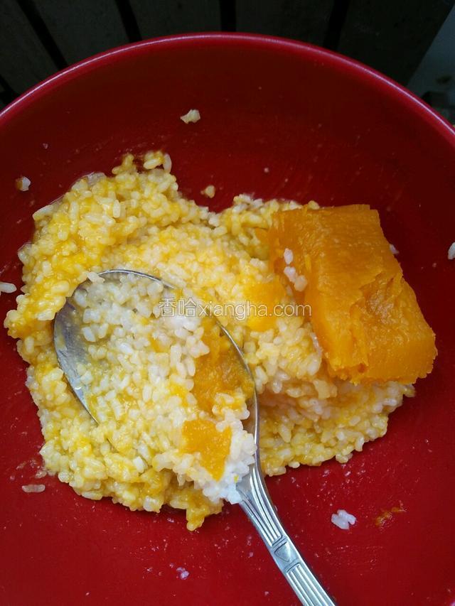 南瓜蒸好，放白糖和米饭搅拌均匀