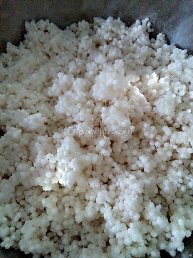 1.水晶粽：西米用水稍微冲洗一下，不要冲太久不然会化掉，沥干水分加适量的糖拌匀（糖的用量根据个人口味调制）