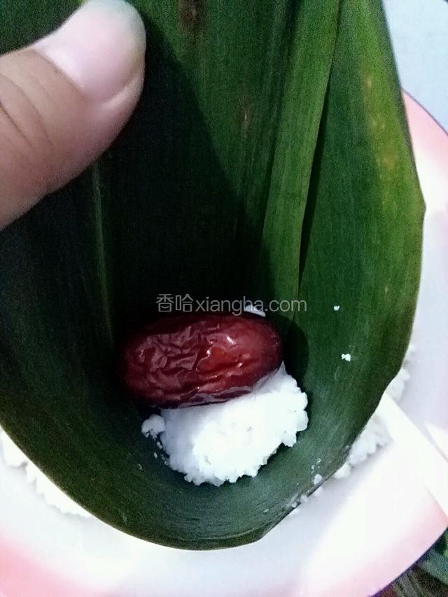 先放入一点西米在放入红枣