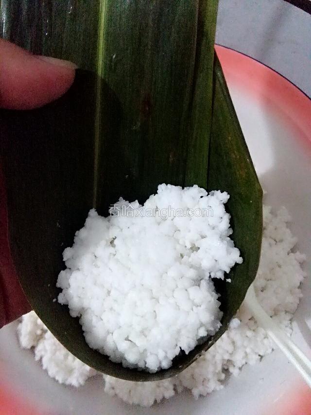 最后在放入西米把它填满，稍微按一按