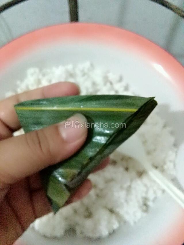 用剪刀剪去多余的粽叶