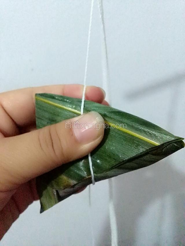 用棉线由下往上绕过去