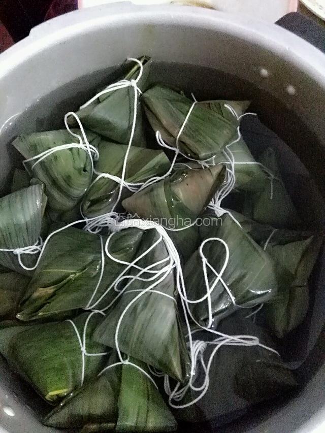 锅中倒入水，淹没粽子，大火煮开转中火煮40分钟，关火焖5分钟既可捞出晾凉