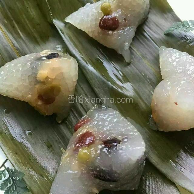 看这就是煮好的水晶粽，放冰箱冷藏一下在吃，口感更赞喔