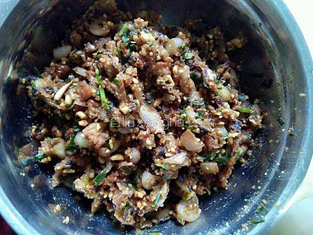 这个是陷料的主角：香菇提前一夜浸泡，洗干净剪小片；花生炒熟去外衣捣碎；干贝、蚝干浸泡片刻洗干净；葱头去外衣用剪刀剪小块或用刀切；葱洗干净，切葱花。锅烧热下入葱头煸香，炒至葱头变软颜色呈金黄色，下入香菇、干贝、蚝干翻炒，最后放入花生、葱花翻炒，在加入老抽、盐、鸡精，把味道调好既可。取1／3陷料做馅，留2／3等会包糯米粽。