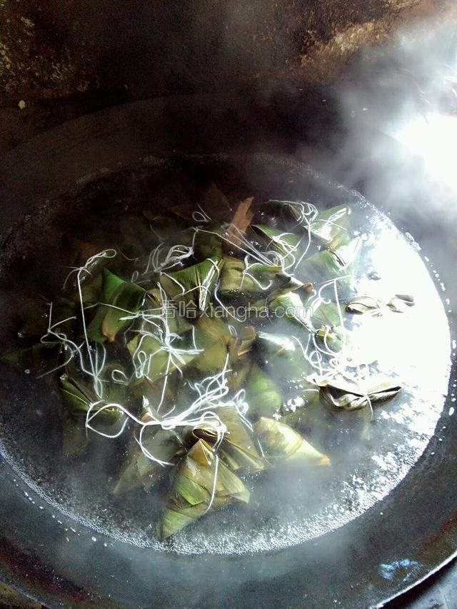 大锅内注水烧开，下入绿豆粽，水要淹没粽子。大火煮至大米和绿豆都熟透既可。（注意：煮好的粽子一定要开水出锅，如果关火出锅粽子就会浸泡在水里，含水多影响口感）