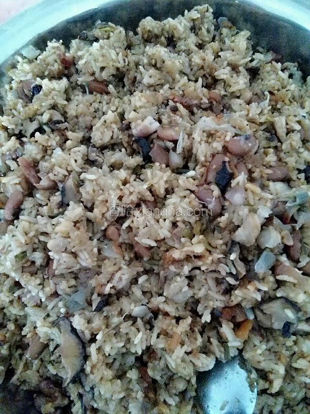 Q弹糯米粽：糯米和红大豆提前一夜浸泡，洗干净。将刚才的2／3陷料和糯米、红大豆放入锅里翻拌调好味道将其焖制，焖制的过程中如果油太少就沿着锅边浇点，如果太干就沿锅边浇点开水，将其焖置8分熟，等会还要上锅蒸不要焖太熟，这样做的粽子很Q，吃起来有嚼劲。（红大豆也可以不放，喜欢吃就放点，不喜欢吃就不放）